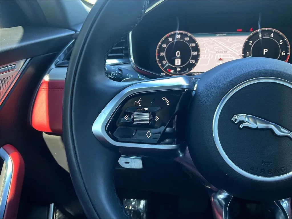 Jaguar F-PACE photo 8