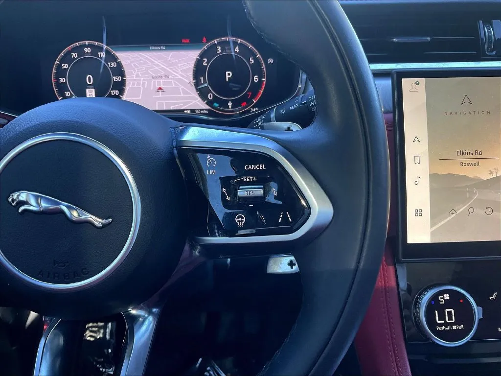 Jaguar F-PACE photo 9