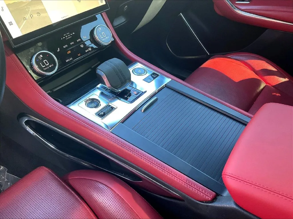 Jaguar F-PACE photo 13