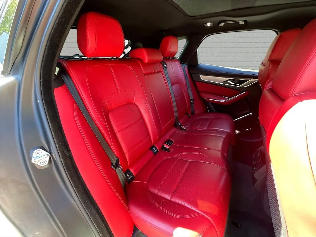 Jaguar F-PACE photo 18