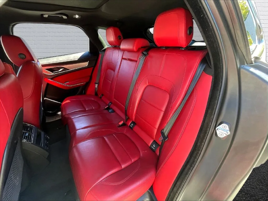 Jaguar F-PACE photo 16