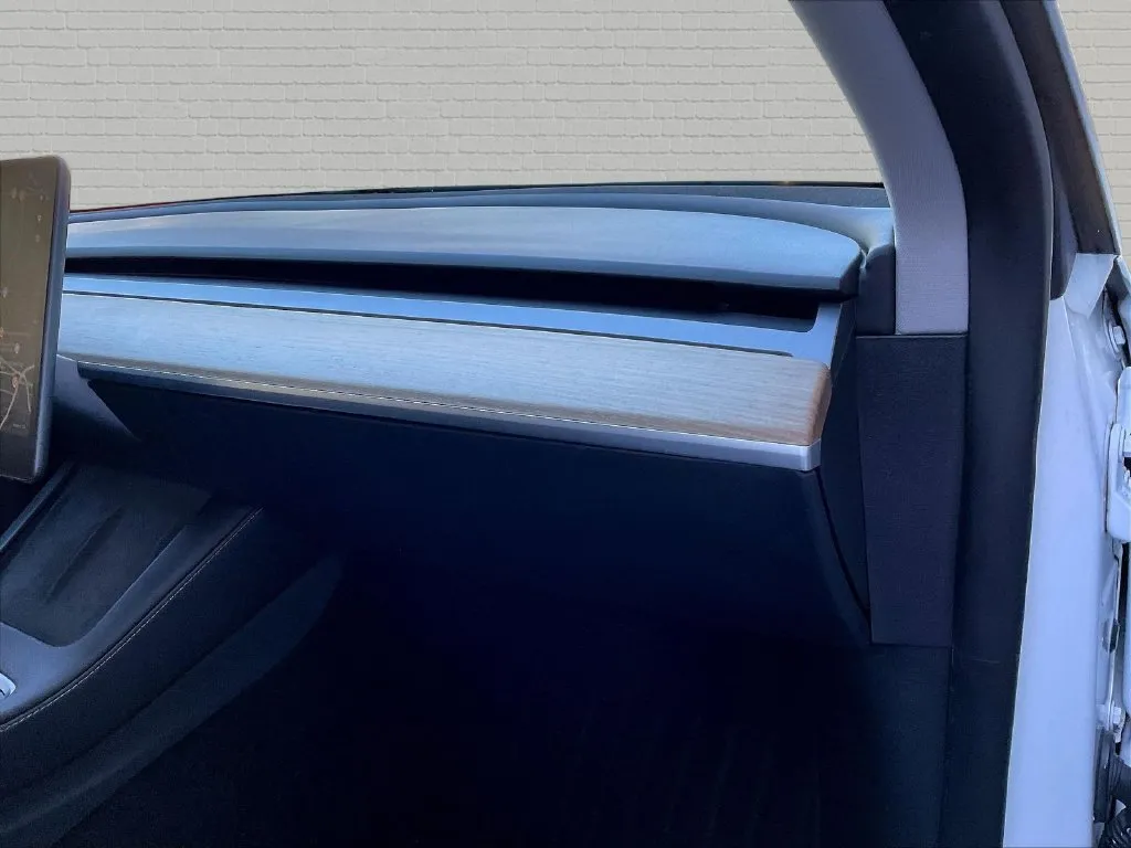 Tesla Model Y photo 17