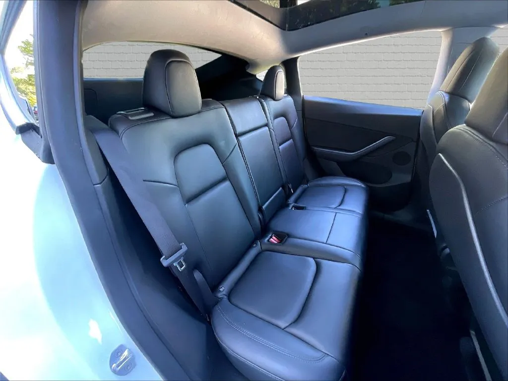 Tesla Model Y photo 16