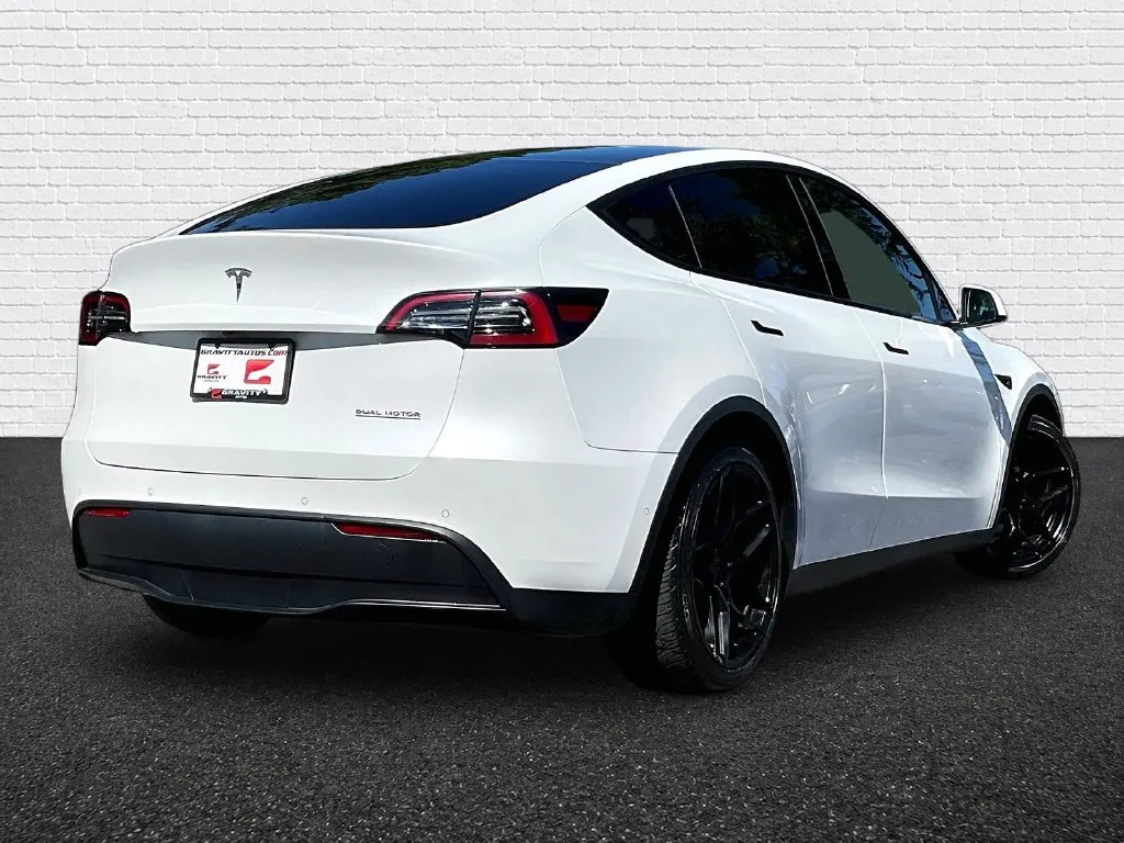 Tesla Model Y photo 6