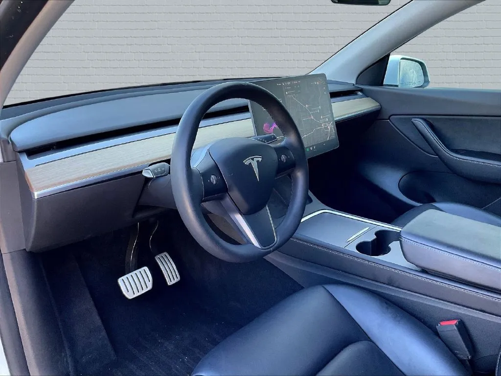 Tesla Model Y photo 11