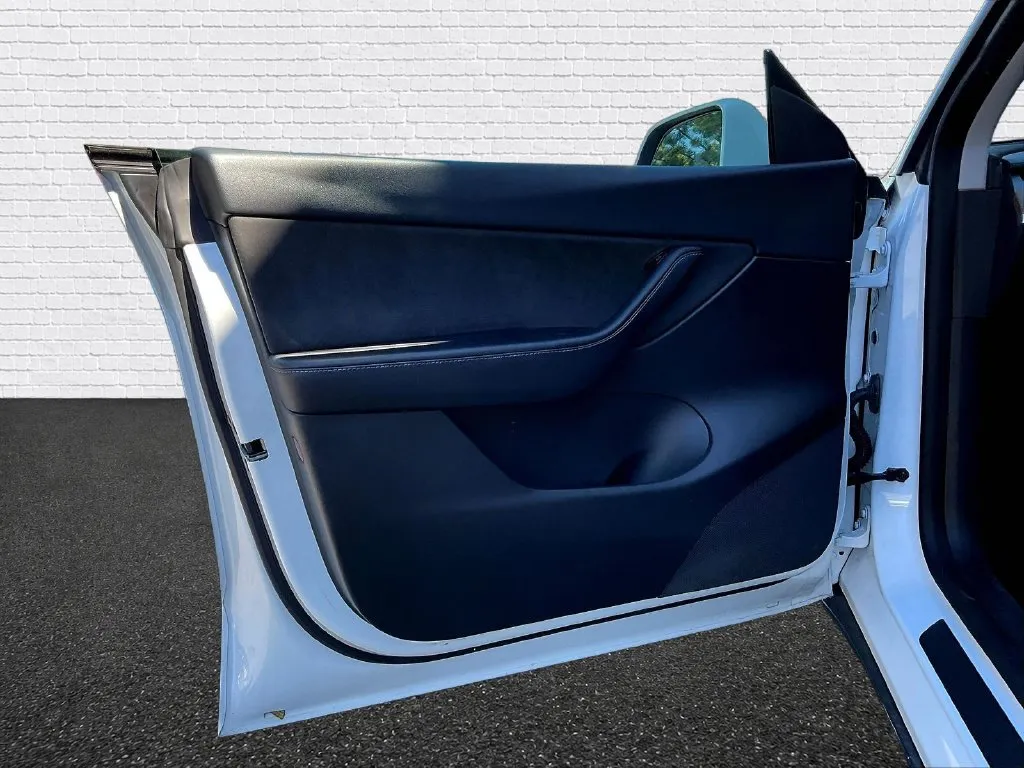 Tesla Model Y photo 12
