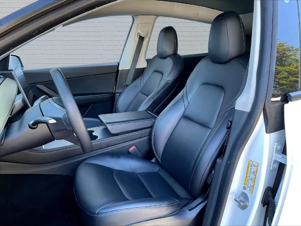 Tesla Model Y photo 13