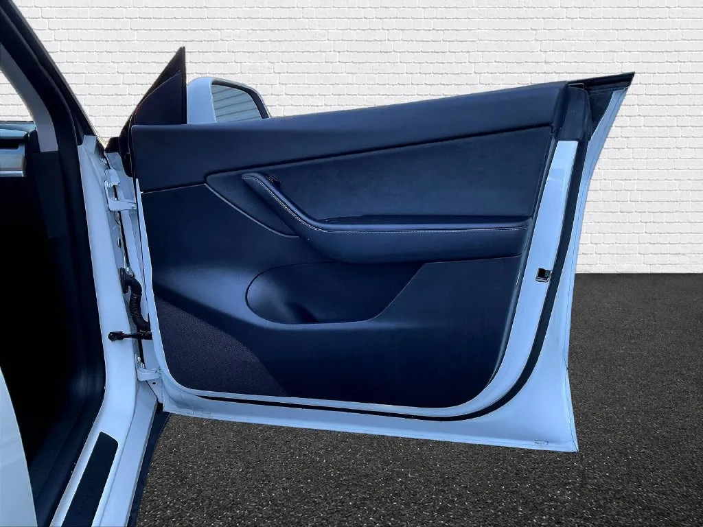 Tesla Model Y photo 19