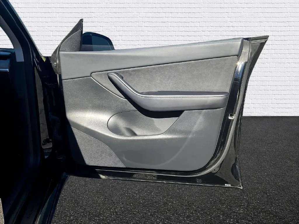 Tesla Model Y photo 18