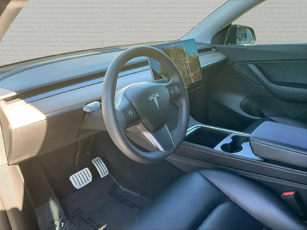 Tesla Model Y photo 11