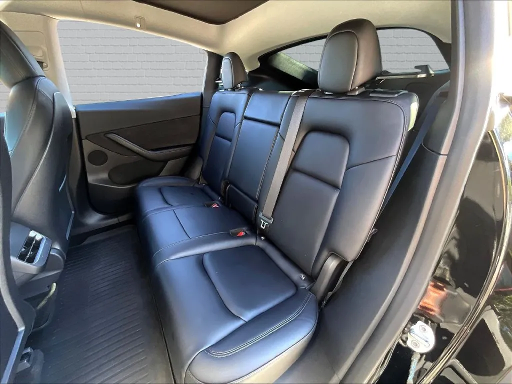 Tesla Model Y photo 15