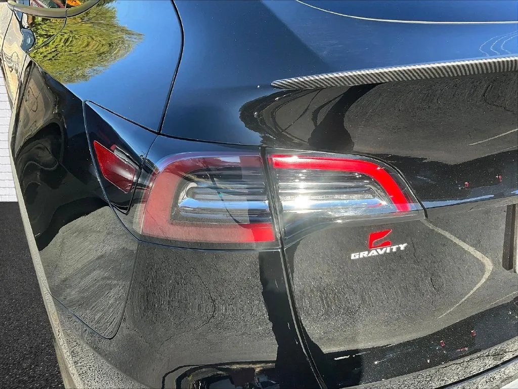 Tesla Model Y photo 16