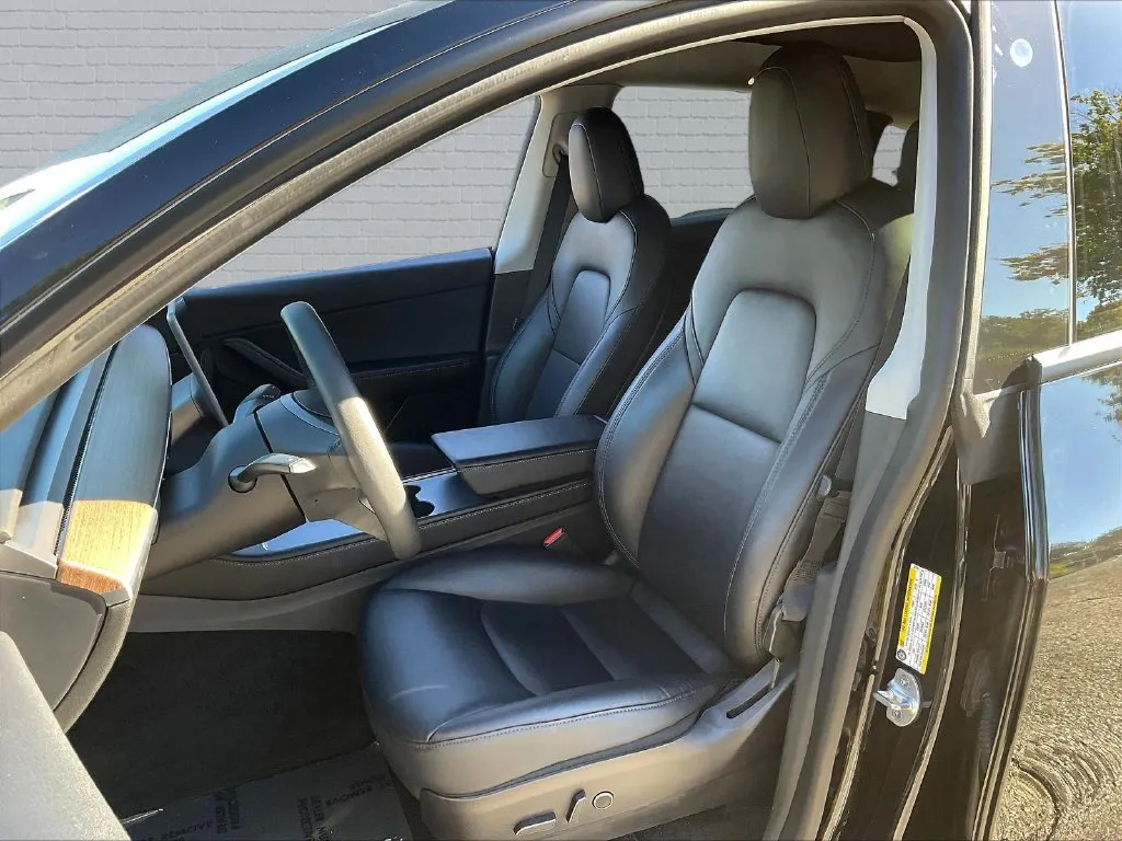 Tesla Model Y photo 14