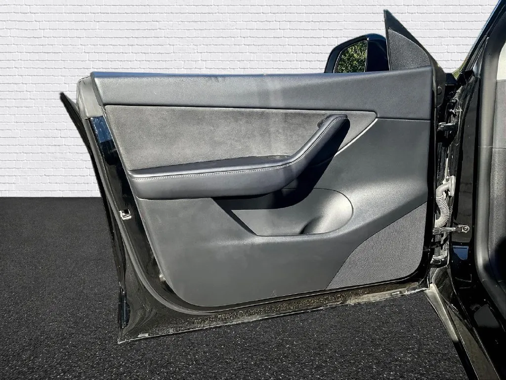Tesla Model Y photo 13