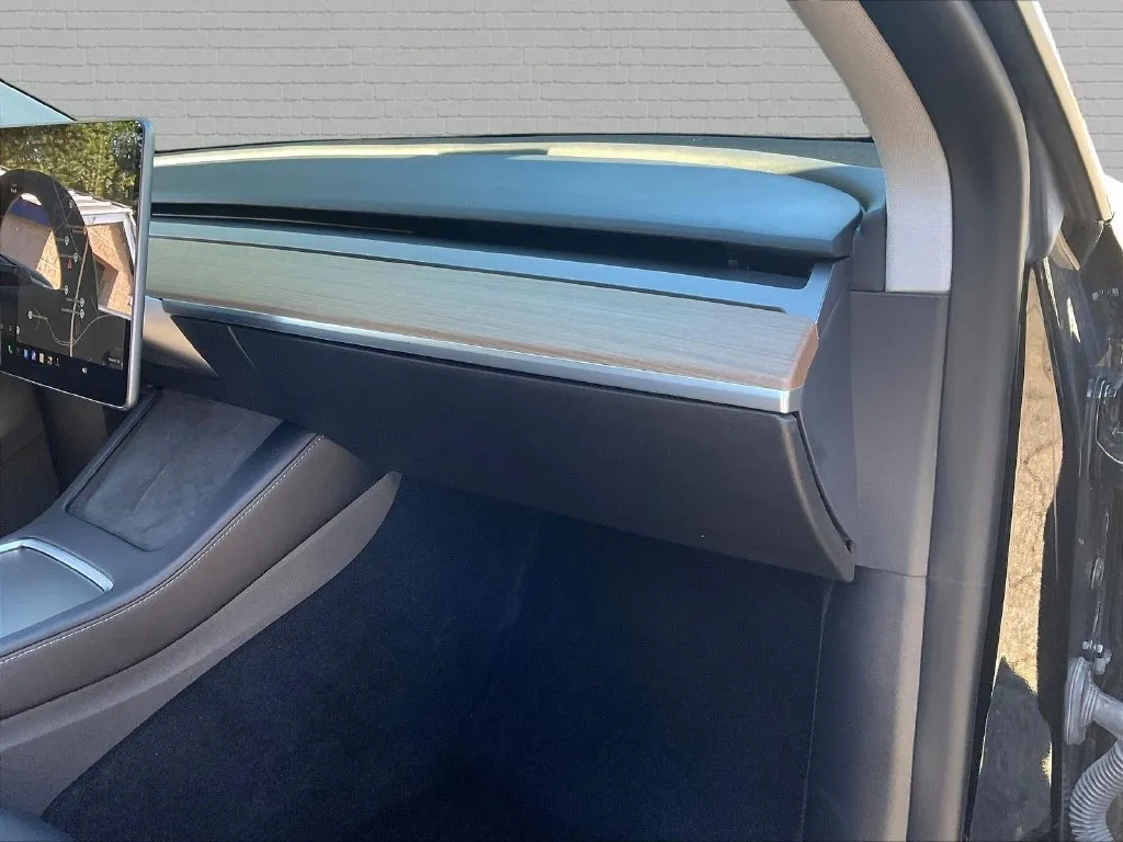 Tesla Model Y photo 17