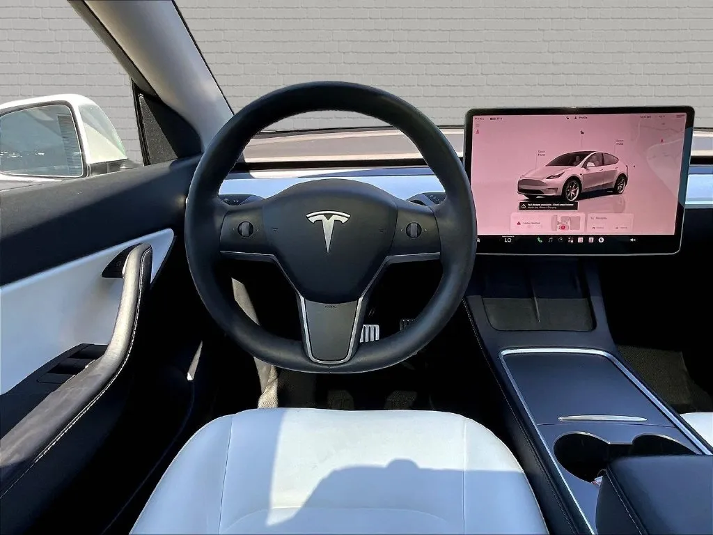 Tesla Model Y photo 8