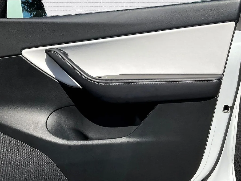 Tesla Model Y photo 19