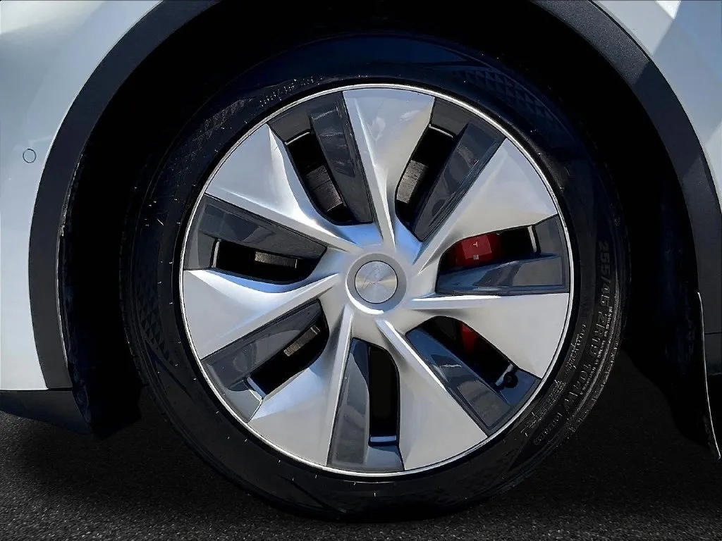 Tesla Model Y photo 22
