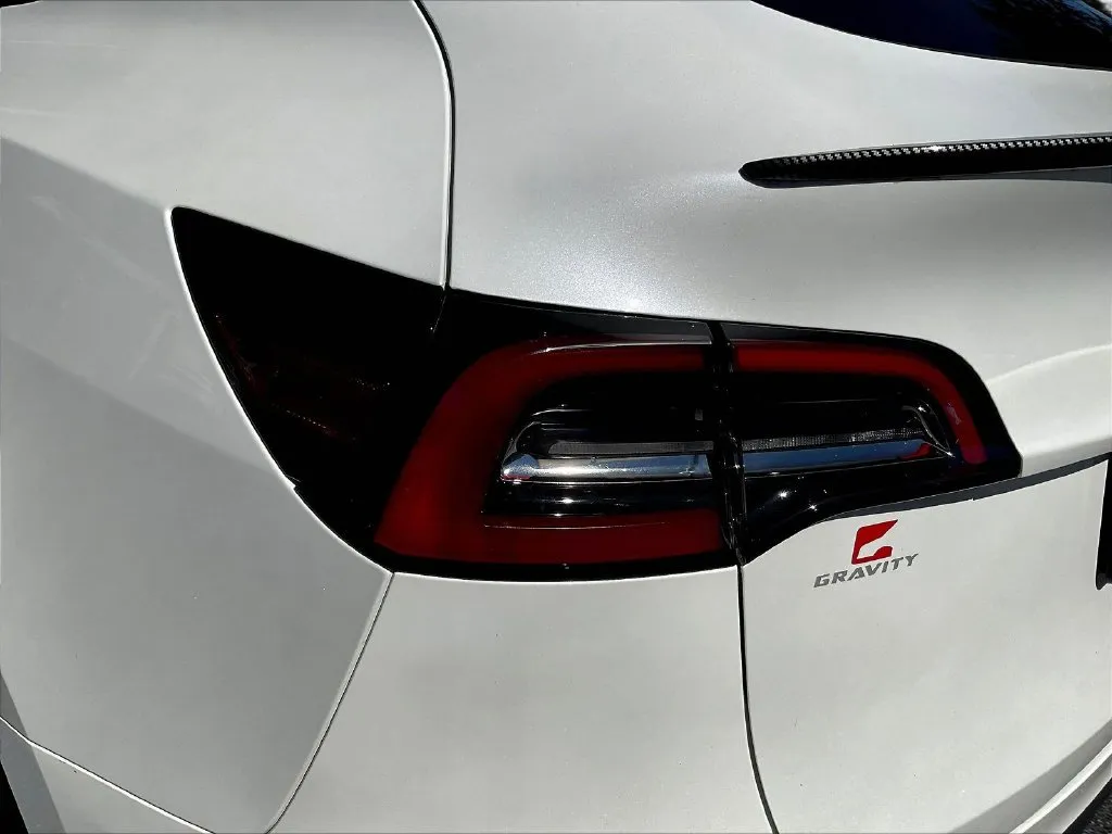 Tesla Model Y photo 16