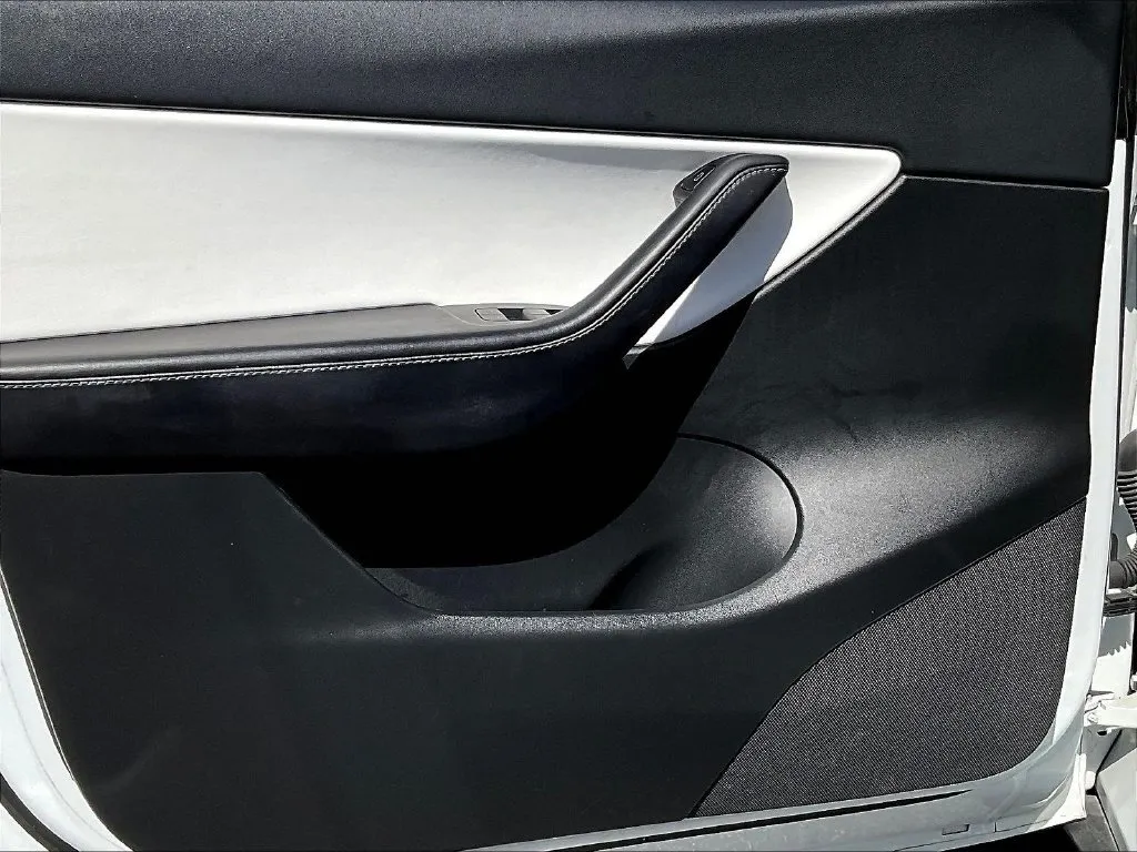 Tesla Model Y photo 13