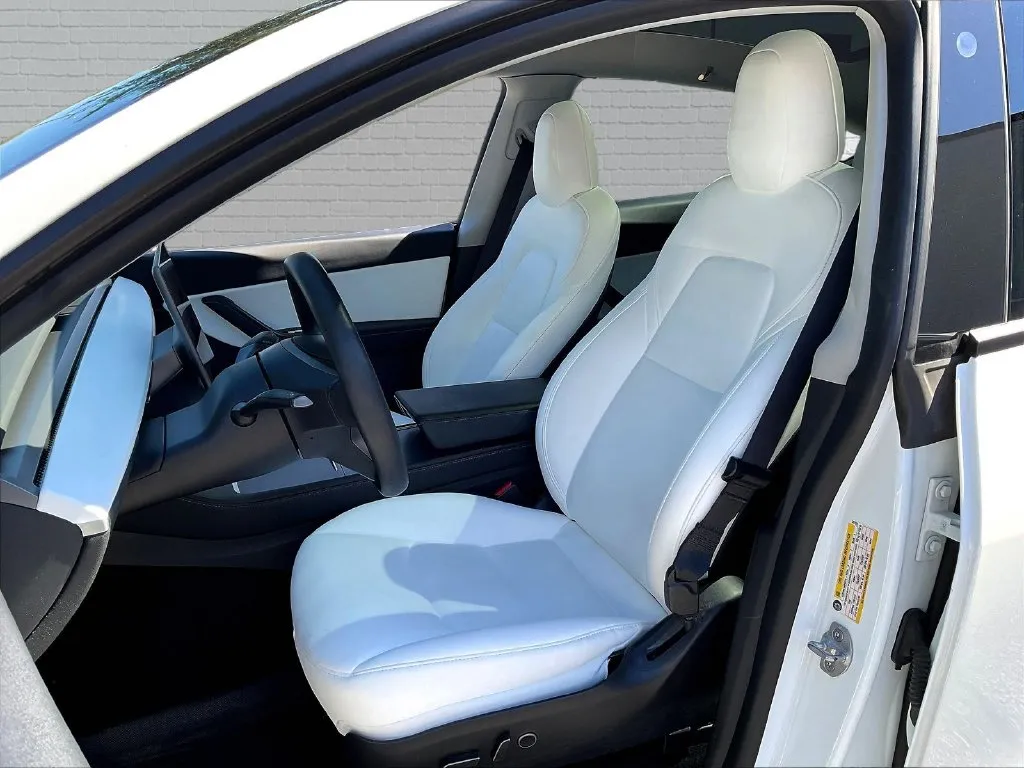 Tesla Model Y photo 14