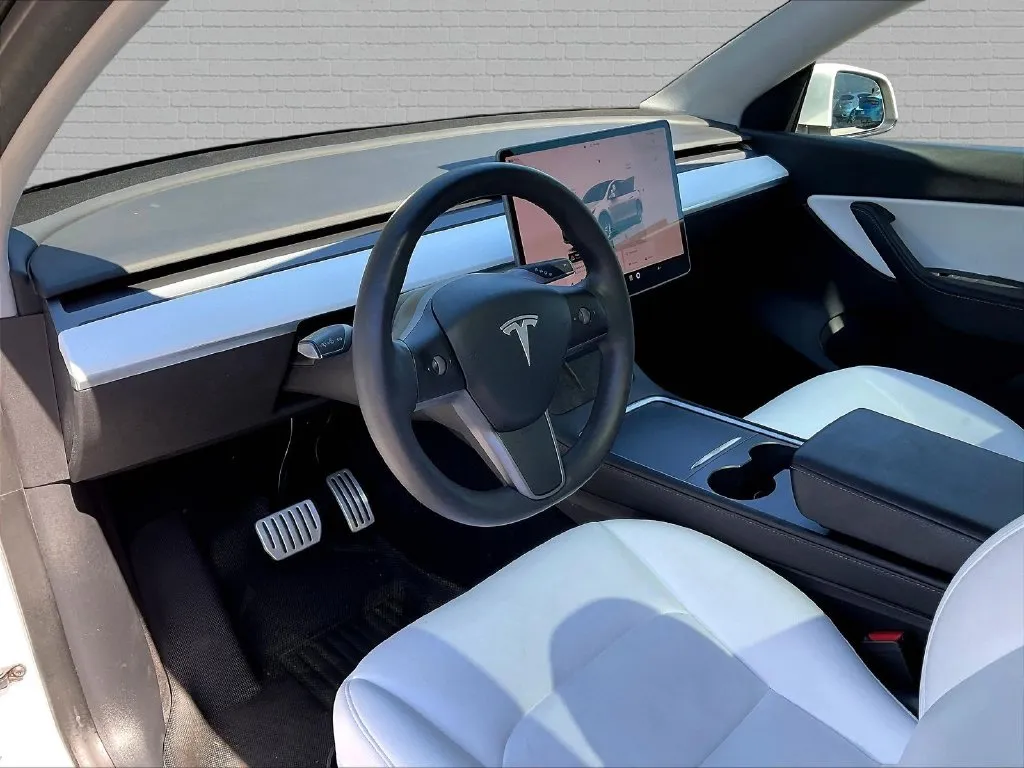 Tesla Model Y photo 11