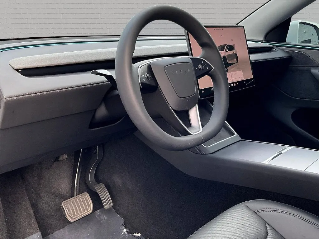 Tesla Model Y photo 12