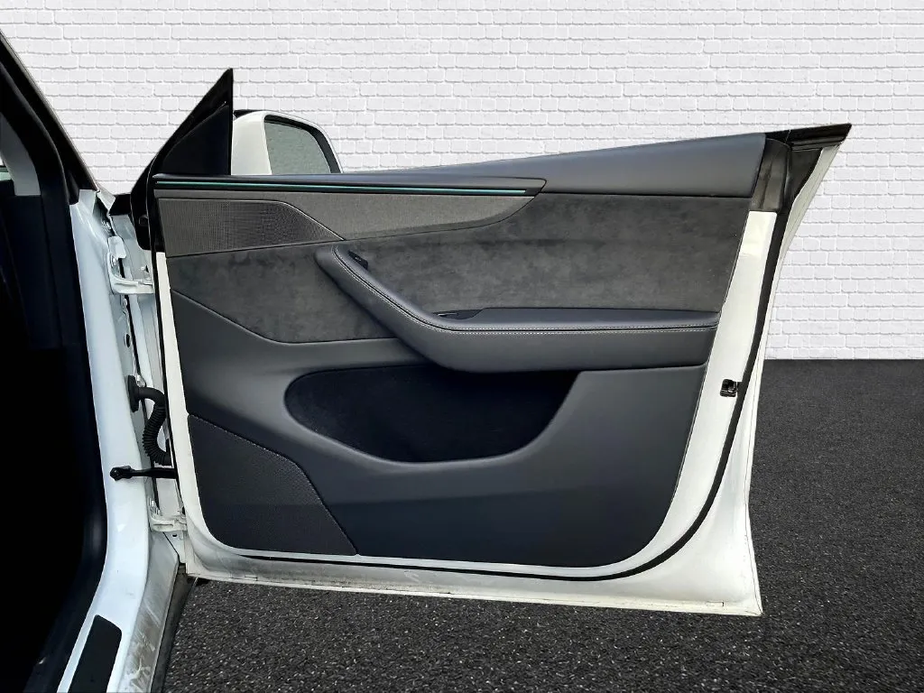 Tesla Model Y photo 20