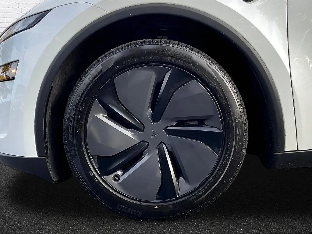 Tesla Model Y photo 23
