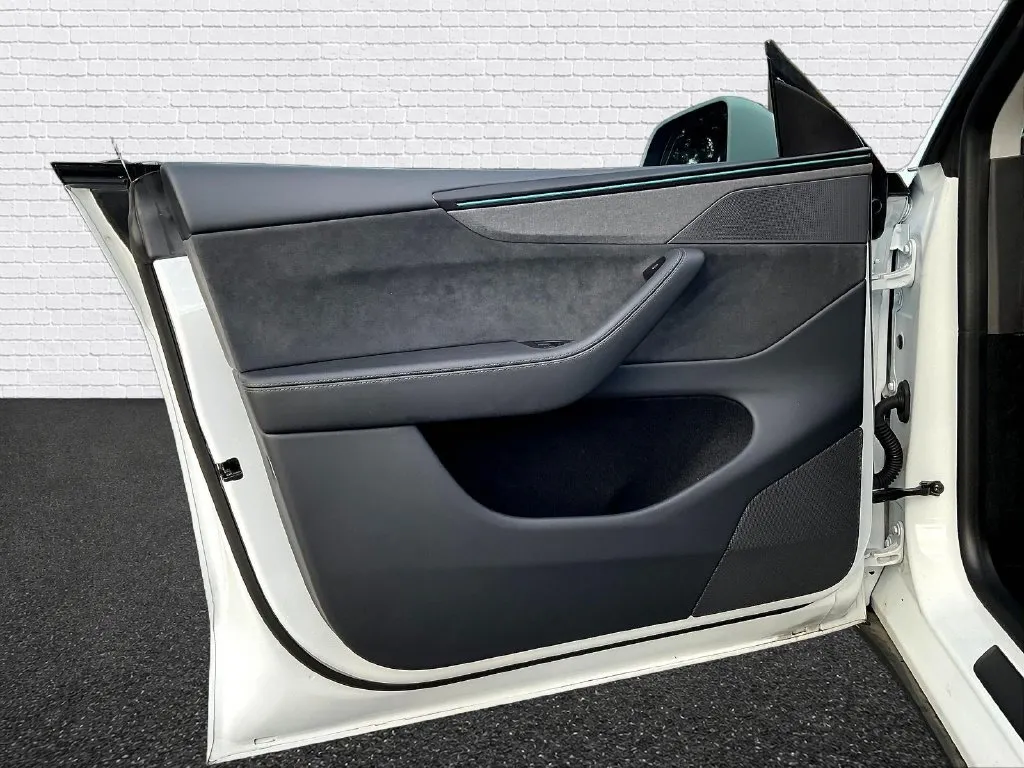 Tesla Model Y photo 13