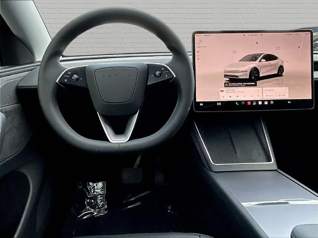 Tesla Model Y photo 8