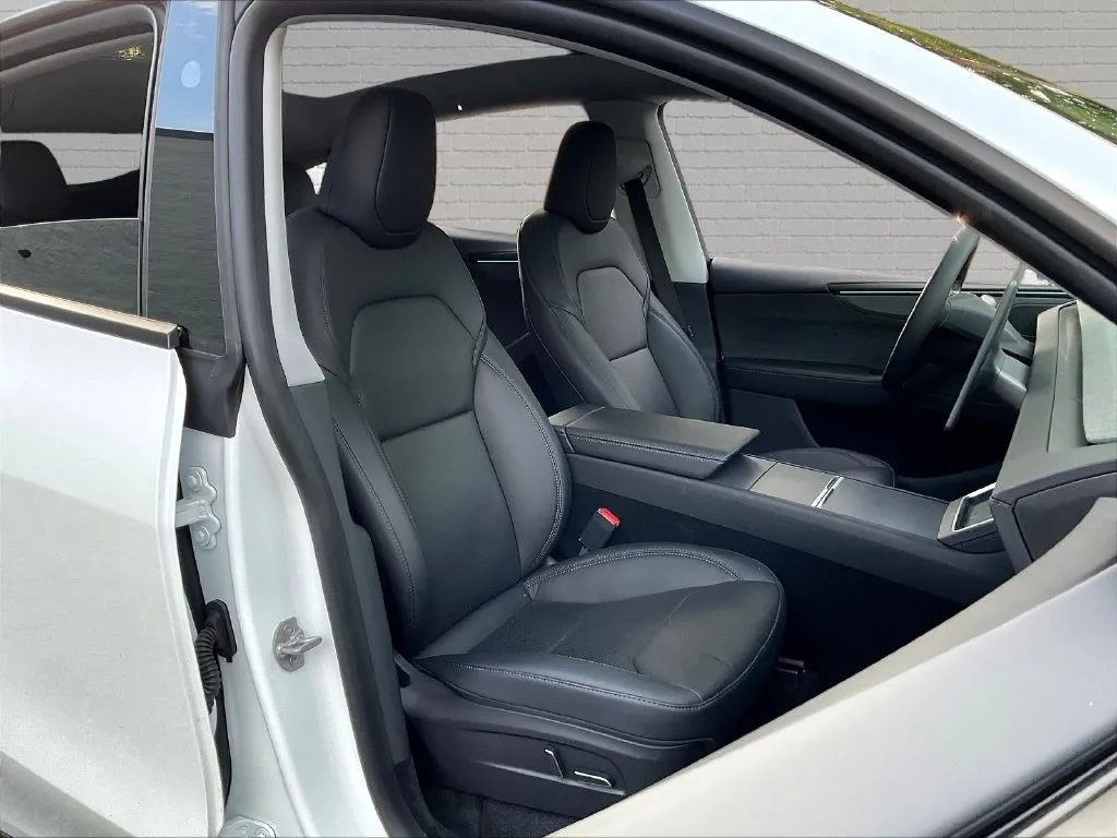 Tesla Model Y photo 21