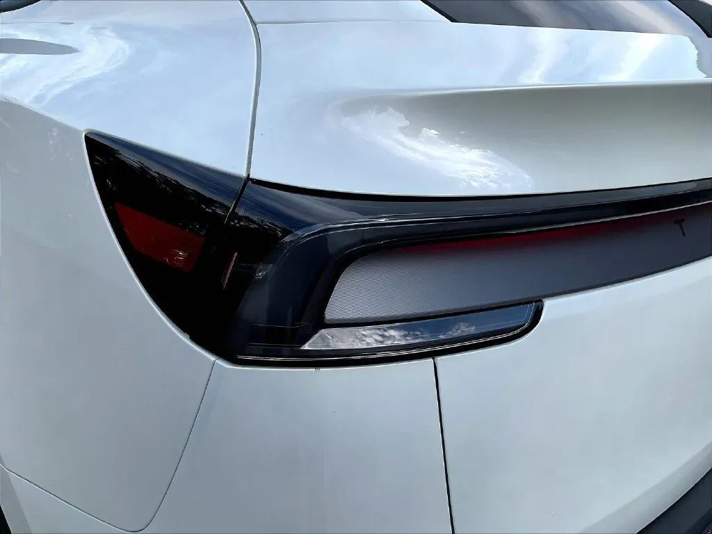 Tesla Model Y photo 16