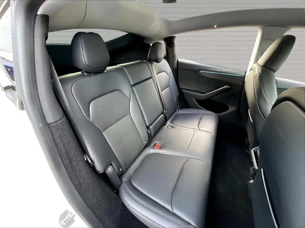 Tesla Model Y photo 17