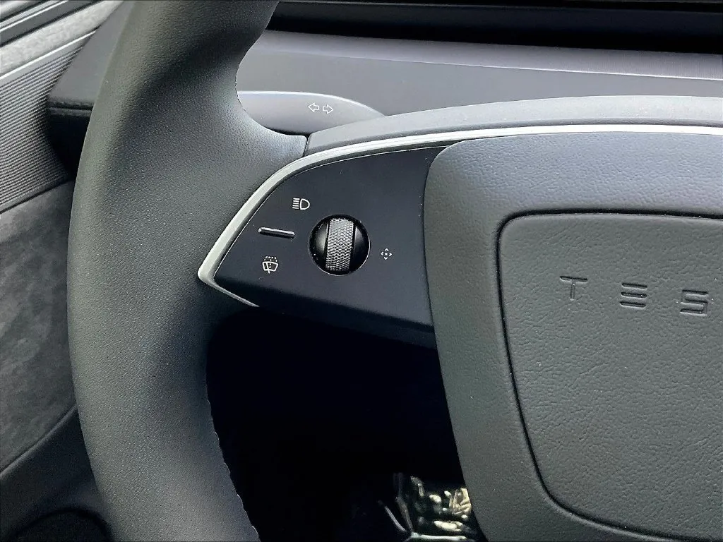 Tesla Model Y photo 9