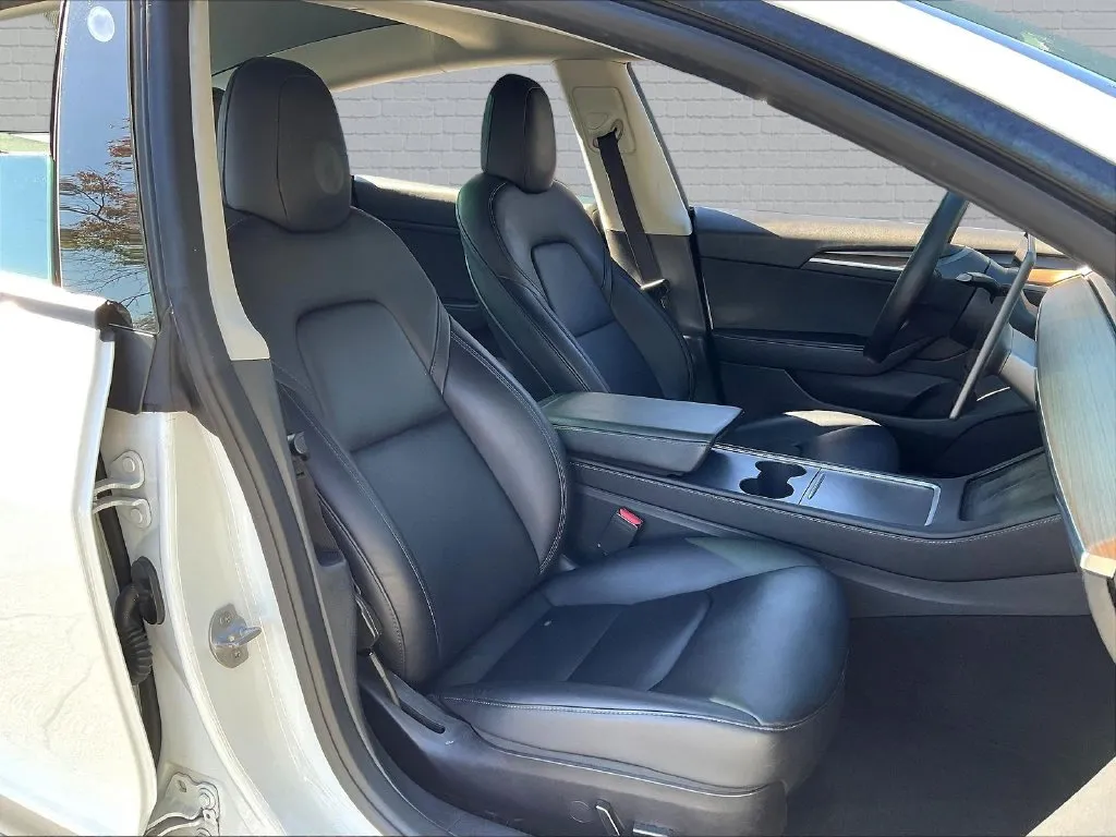 Tesla Model 3 photo 12