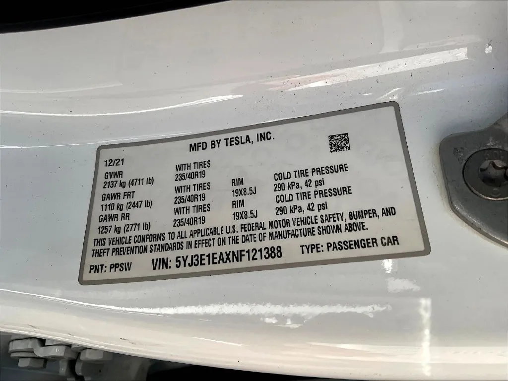 Tesla Model 3 photo 7