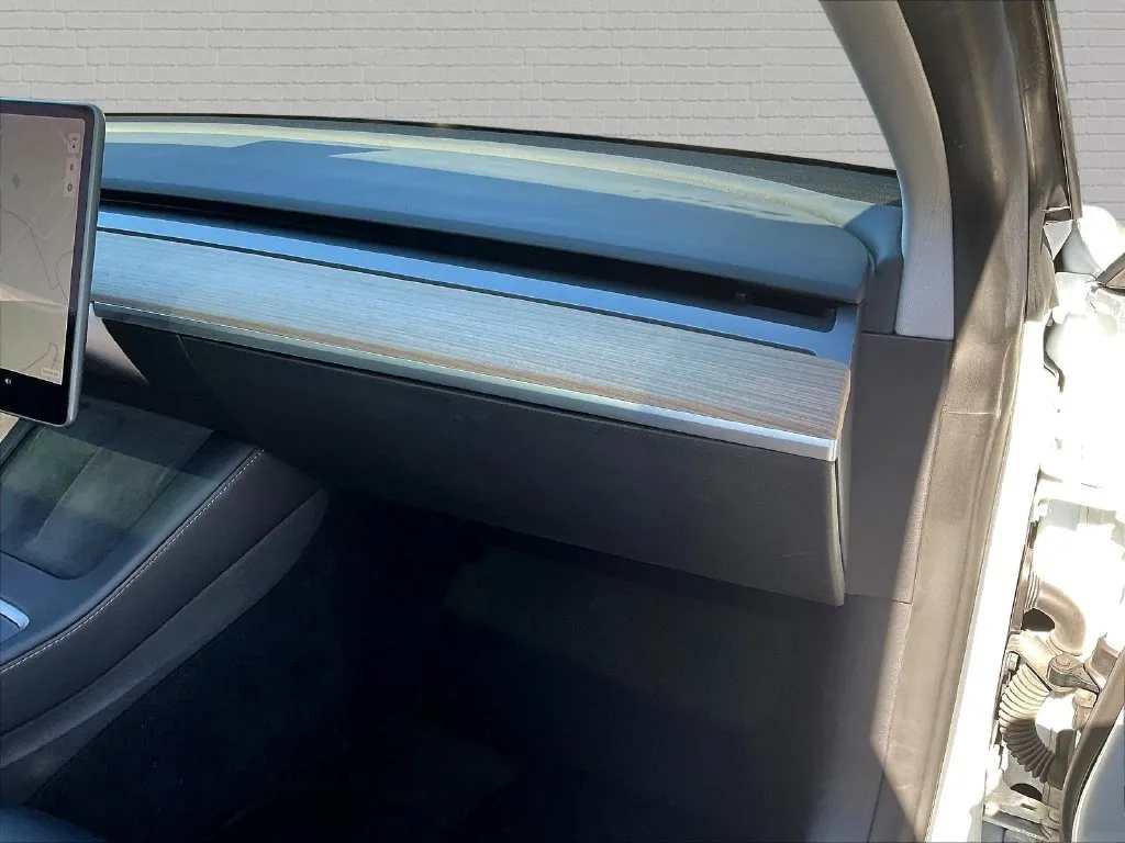 Tesla Model 3 photo 10
