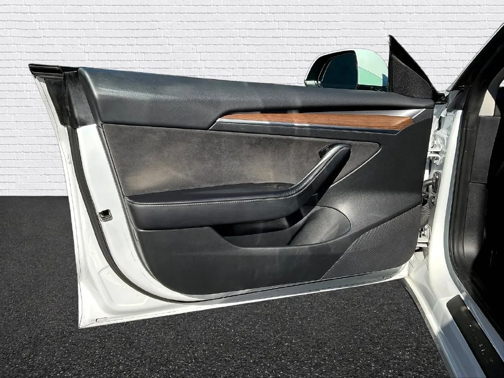 Tesla Model 3 photo 8