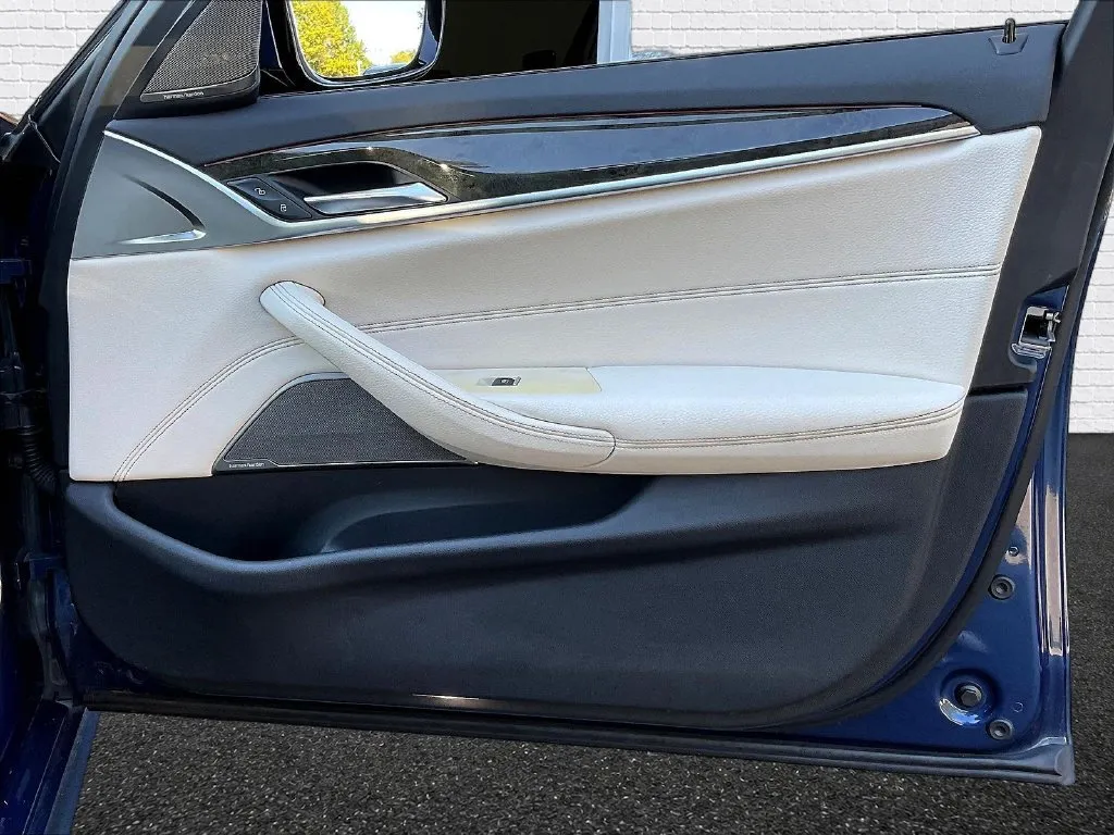 BMW 5 Series photo 18