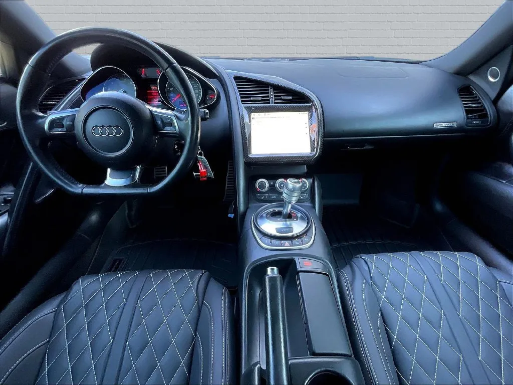 Audi R8 photo 7