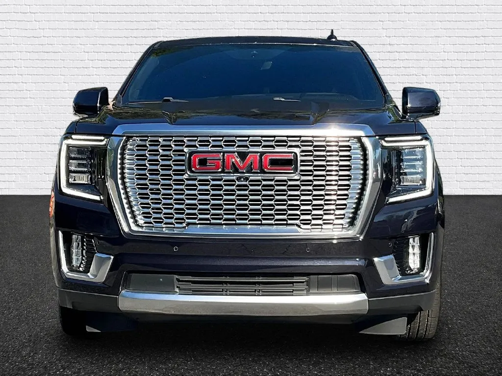 GMC Yukon photo 2