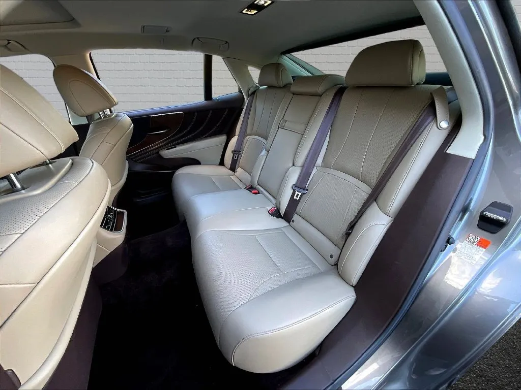 Lexus LS photo 16