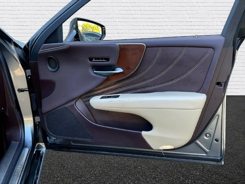 Lexus LS photo 20