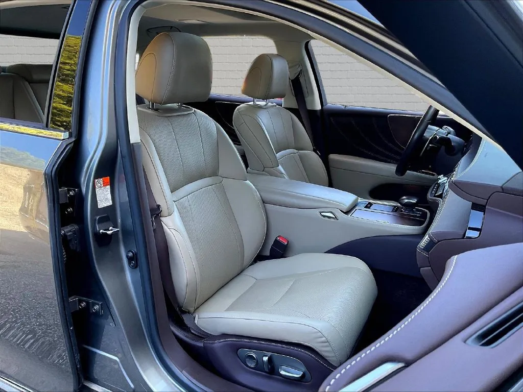Lexus LS photo 21