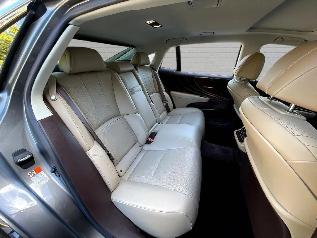Lexus LS photo 17