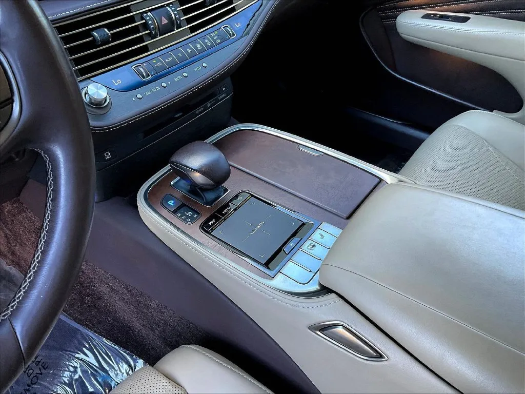 Lexus LS photo 13