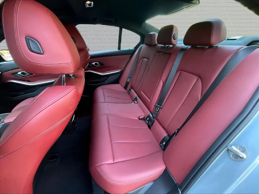 BMW 3 Series photo 16