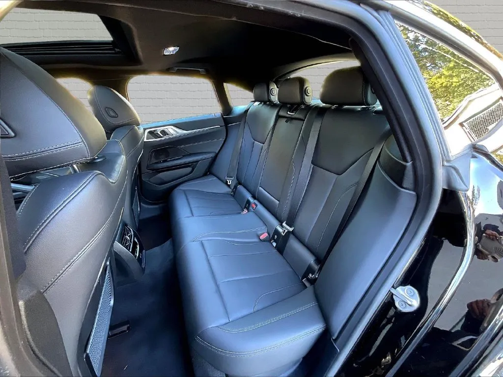 BMW i4 photo 12