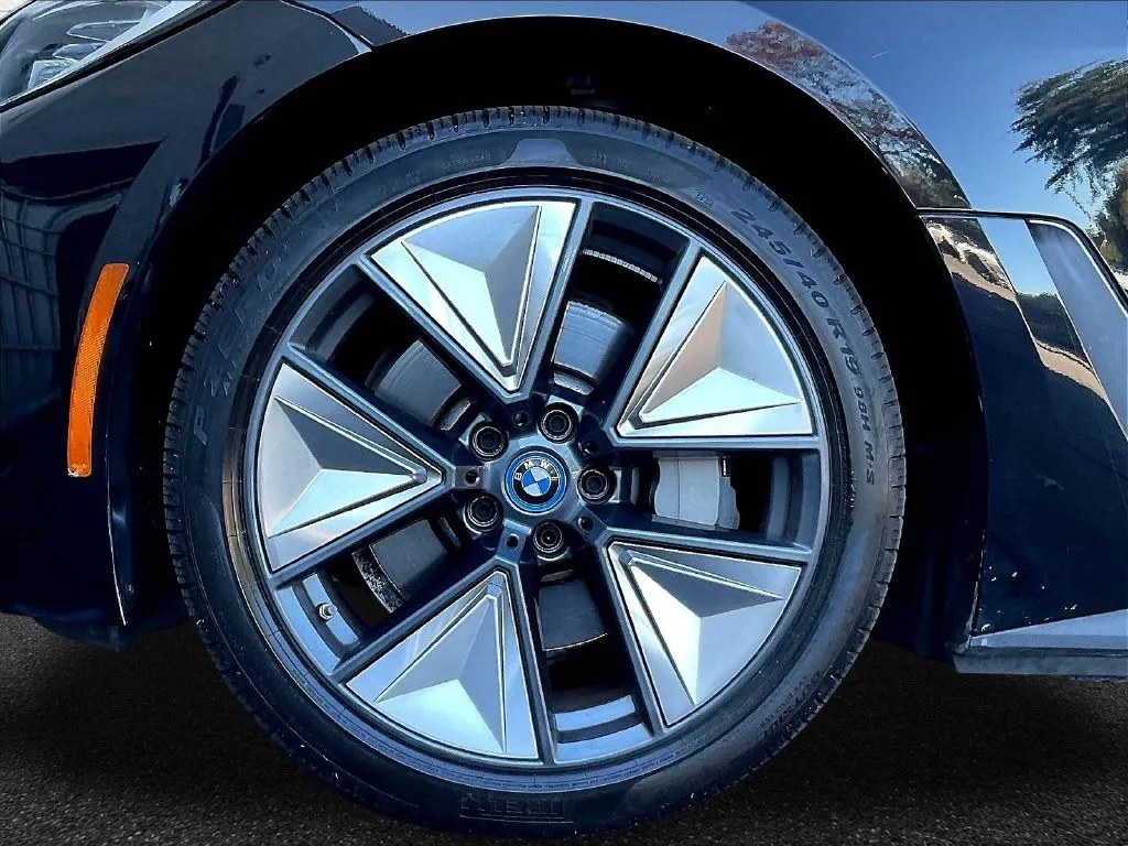 BMW i4 photo 18